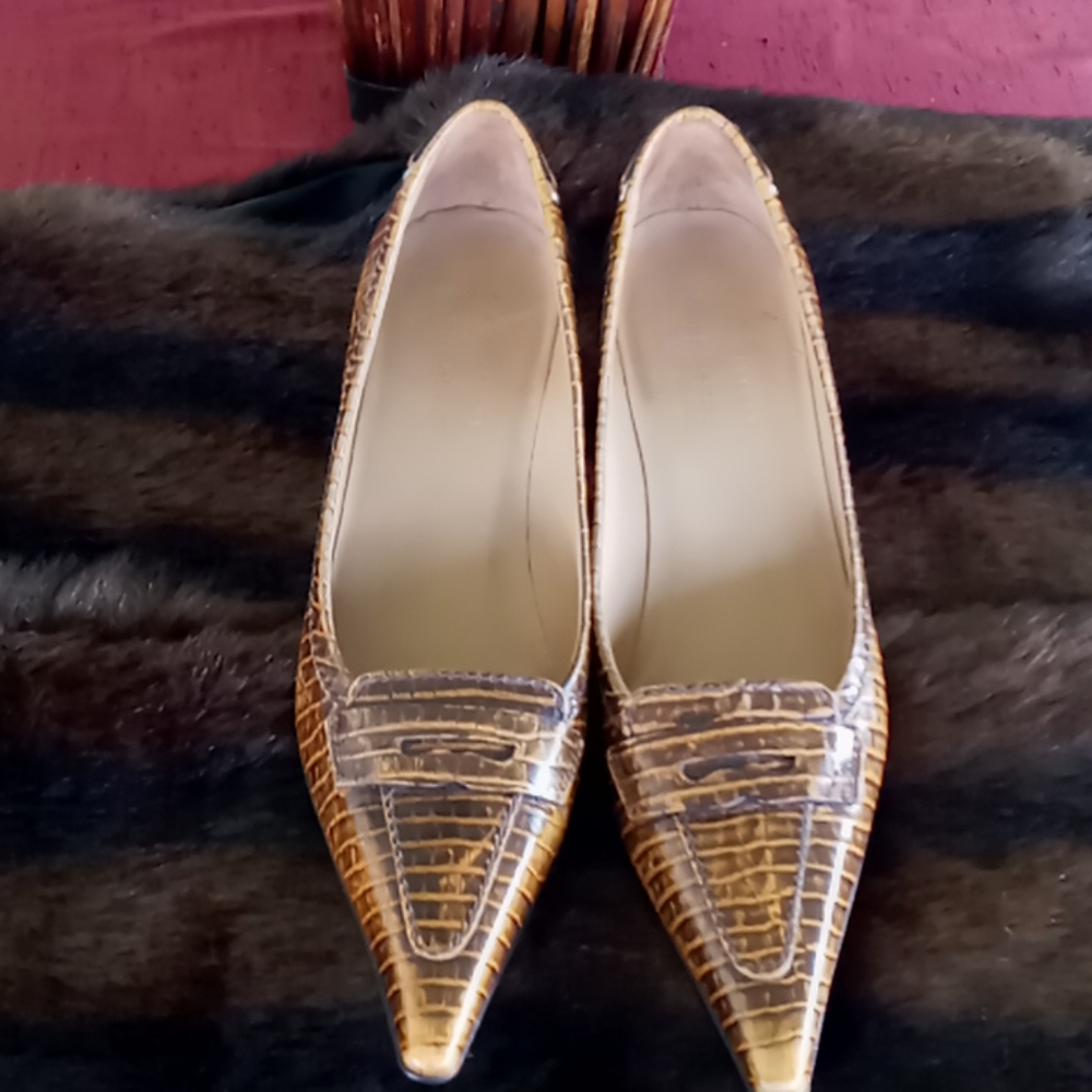THE ORIGINAL CAR SHOE SIZE 39 BRWN & GOLD